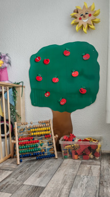 am Apfelbaum ist noch mehr Platz zum Spielen
